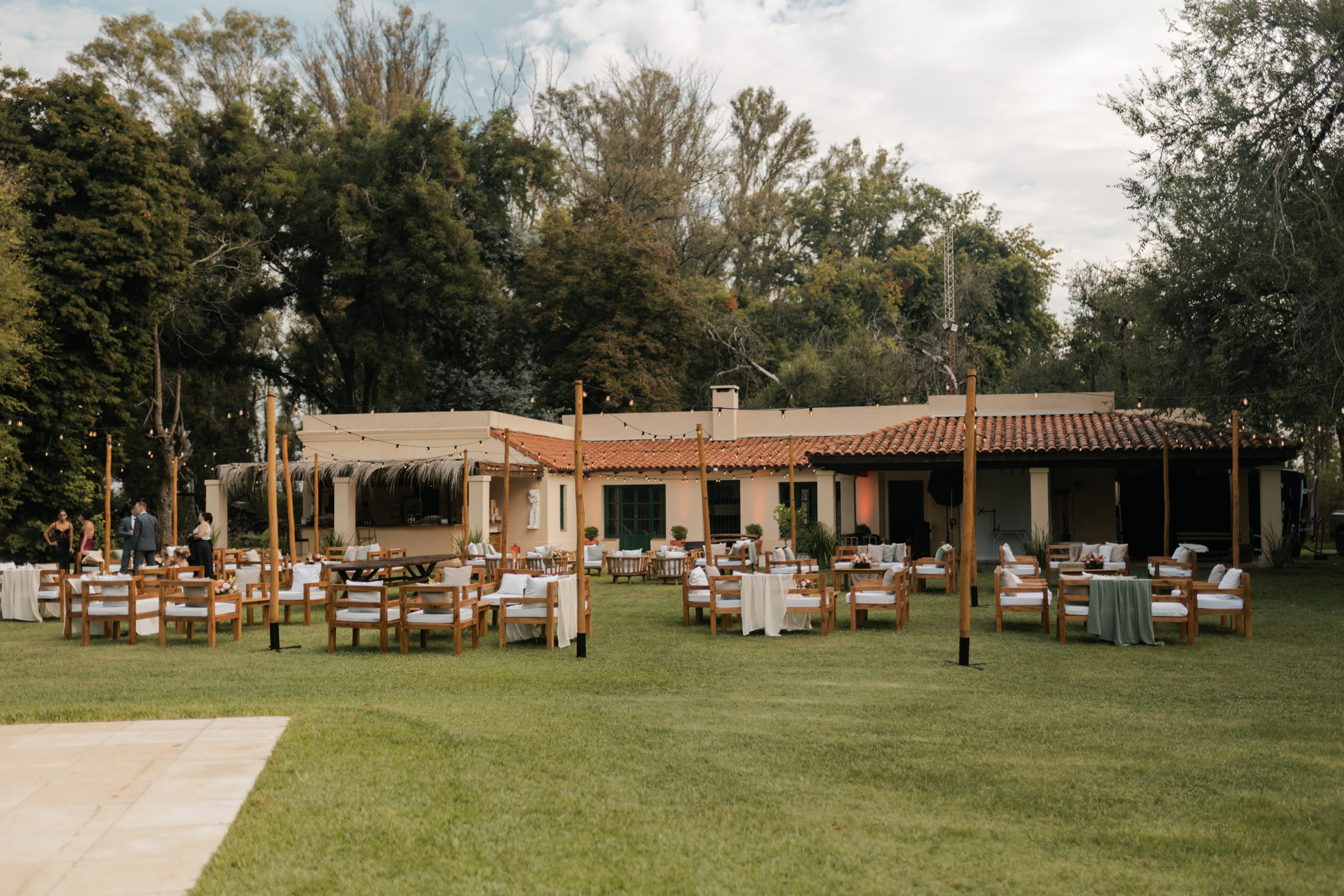 Vista del espacio Polo Park con jardines y living