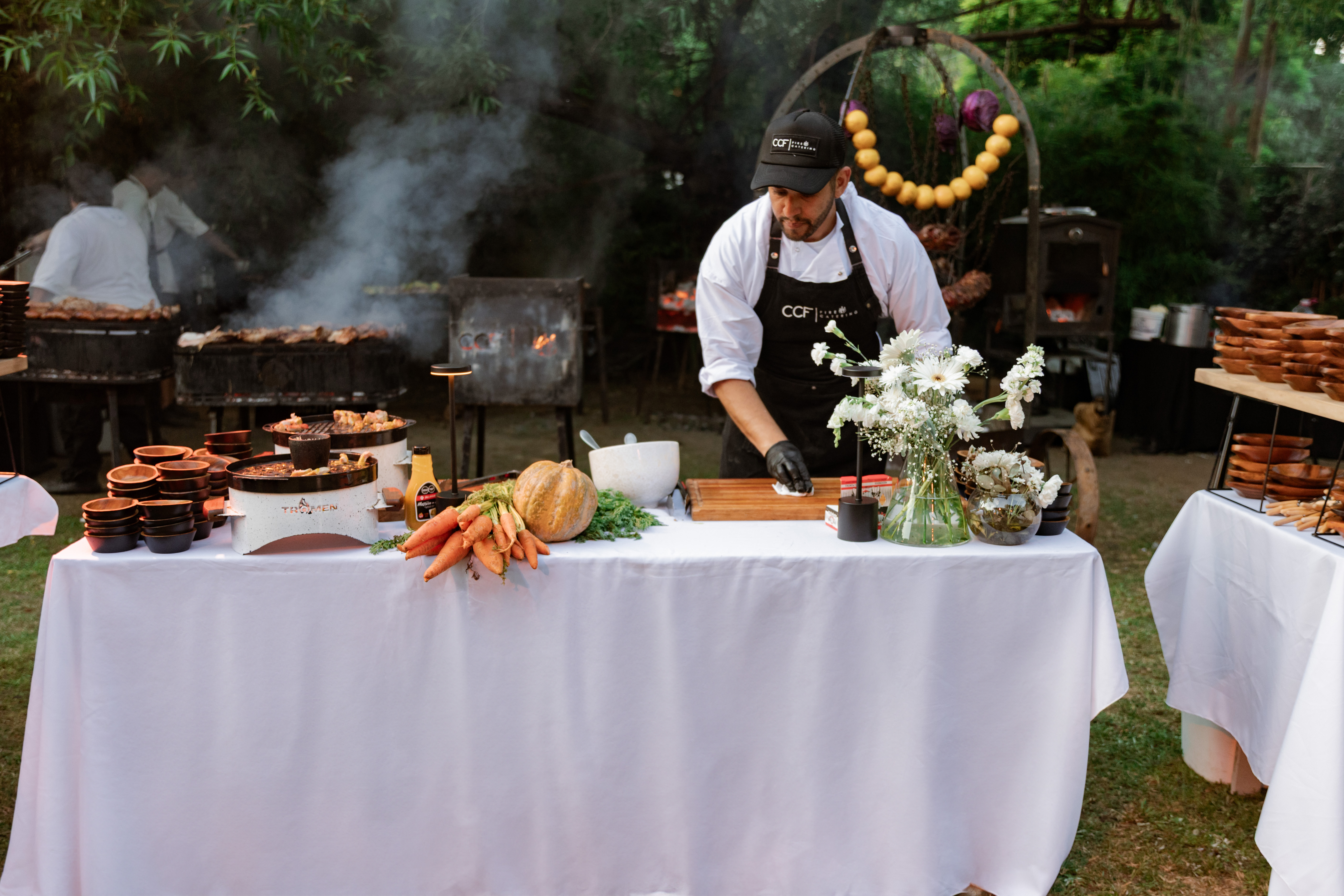 Chef preparando en cocina abierta