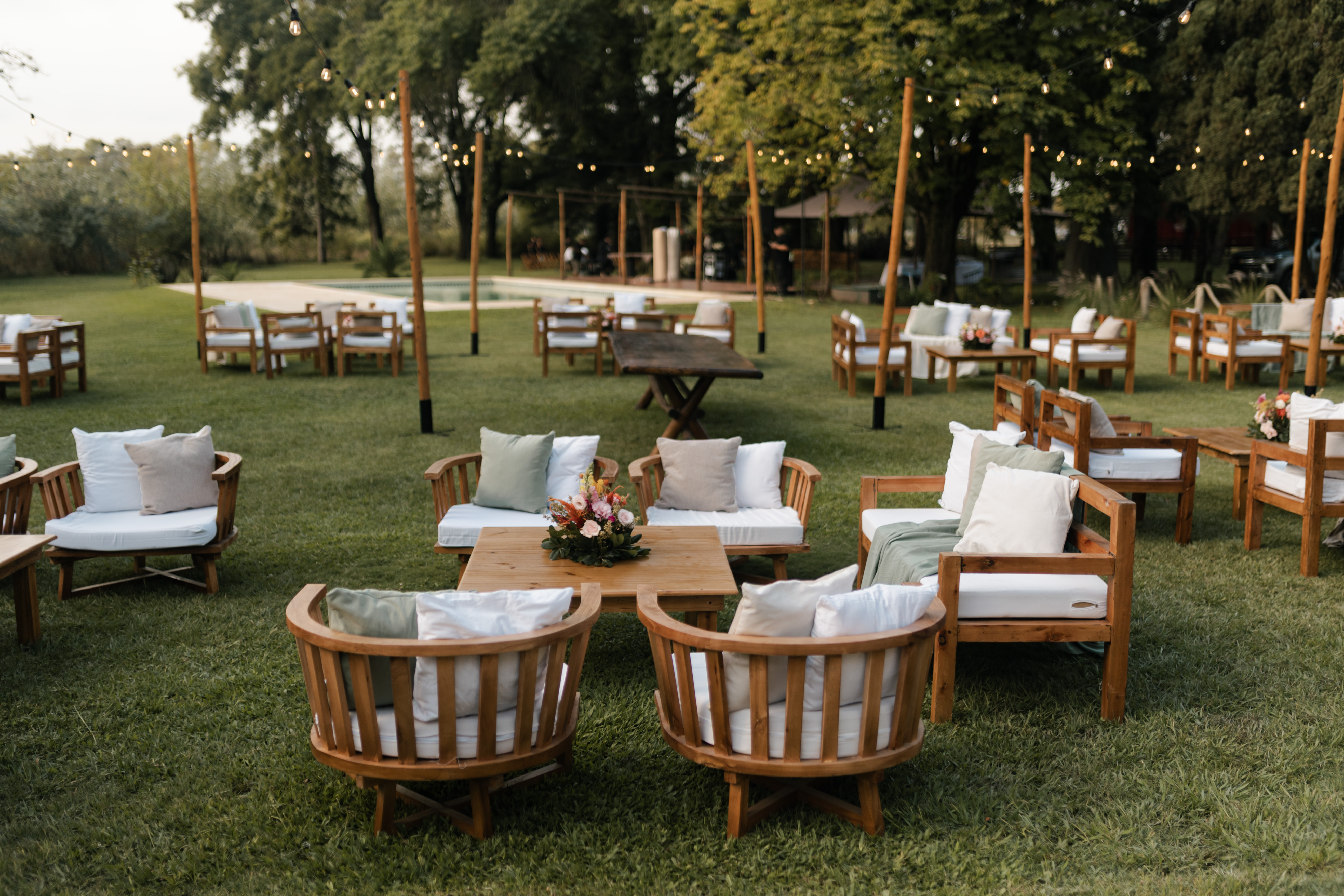 Recepción con livings al aire libre